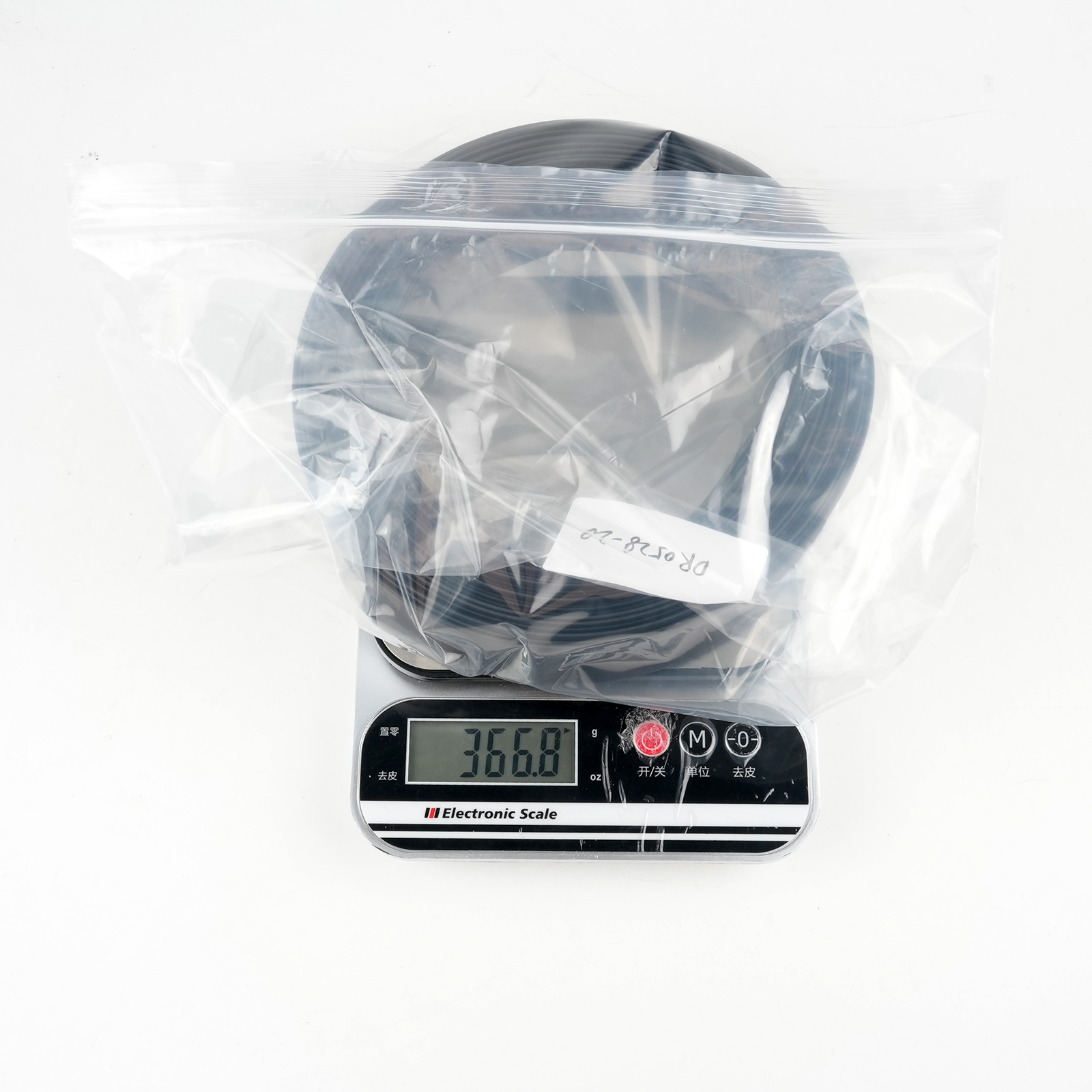 Zoom sur la flexibilité et la résistance du tube thermorétractable 20mm noir.